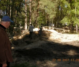 Profesor Andrzej Kola na miejscu prac archeologów