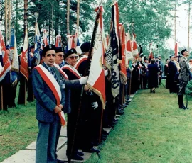 Poczet sztandarowy Rodziny Katyńskiej z Katowic, Zbigniew Padoł pierwszy w lewej