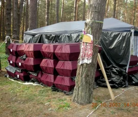 Trumny ze szczątkami wydobytymi przez polskich archeologów