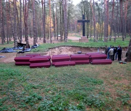 Przygotowanie pochówku w „Brackiej Mogile”