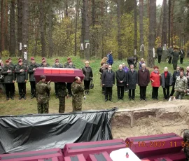 Nad mogiłą stoją w pierwszym rzędzie: Andrzej Przewoźnik (pierwszy w lewej), Andrzej Kola (czwarty z lewej), Andrij Amons (pierwszy z prawej)