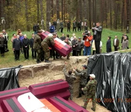 Nad mogiłą stoją w pierwszym rzędzie: Andrzej Przewoźnik (pierwszy w lewej), Andrzej Kola (czwarty z lewej), Andrij Amons (pierwszy z prawej)