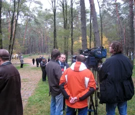 Andrzej Przewoźnik udziela wywiadu, w głębi Andrij Amons