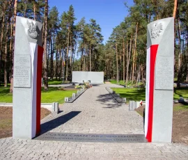 Pylony przy wejściu