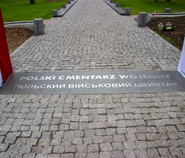 Pylony przy wejściu