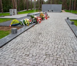 W perspektywie Brama Pamięci, po lewej kurhan, gdzie pochowano szczątki