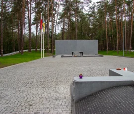 W perspektywie Brama Pamięci, po prawej kurhan, gdzie pochowano szczątki