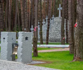 Dzwonnica ze znakami religii, wyznawanych przez obywateli II RP