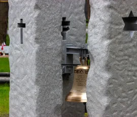 Dzwonnica ze znakami religii, wyznawanych przez obywateli II RP