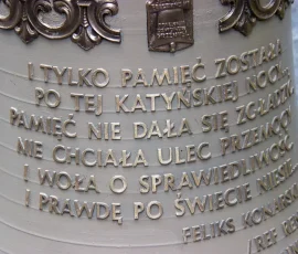 Na dzwonie cytat z wiersza Feliksa Konarskiego „Ref-Rena”