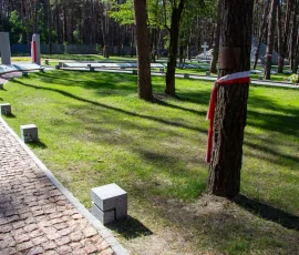 Aleja z indywidualnymi tabliczkami epitafijnymi