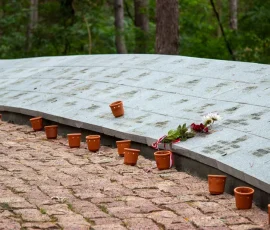 Aleja z indywidualnymi tabliczkami epitafijnymi