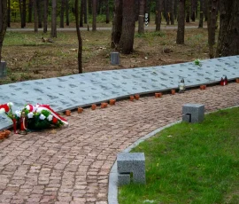 Aleja z indywidualnymi tabliczkami epitafijnymi