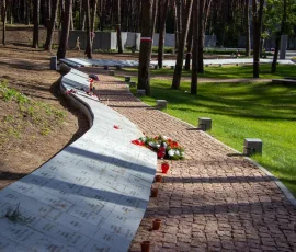 Aleja z indywidualnymi tabliczkami epitafijnymi