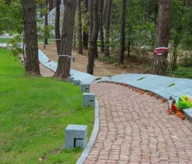 Aleja z indywidualnymi tabliczkami epitafijnymi