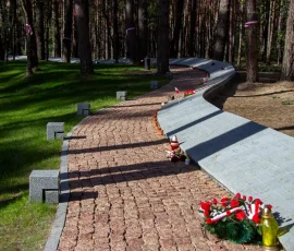 Aleja z indywidualnymi tabliczkami epitafijnymi