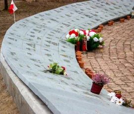 Aleja z indywidualnymi tabliczkami epitafijnymi