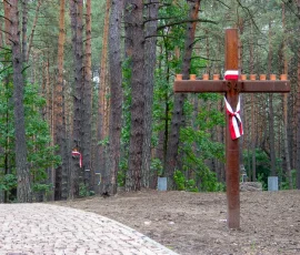 Krzyż przeniesiony z mogiły, w której pochowano szczątki w 2011 roku