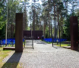 Pylony przy wejściu na cmentarz