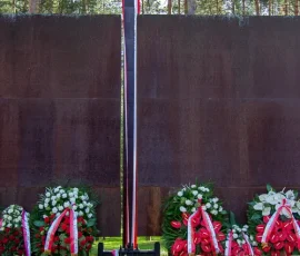 Brama Pamięci i Stół Spotkania