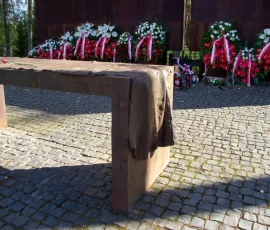 Brama Pamięci i Stół Spotkania