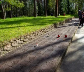 Aleja z tabliczkami epitafijnymi