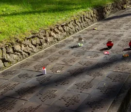 Aleja z tabliczkami epitafijnymi