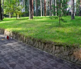 Aleja z tabliczkami epitafijnymi