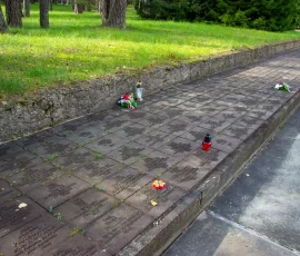 Aleja z tabliczkami epitafijnymi