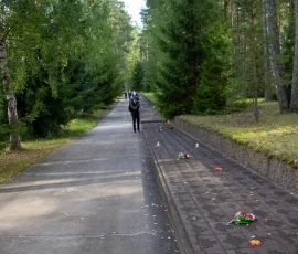 Aleja z tabliczkami epitafijnymi