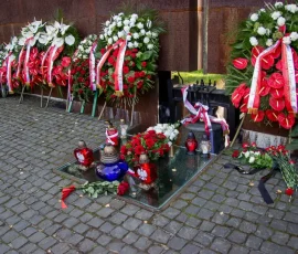 Podziemny dzwon pod Bramą Pamięci