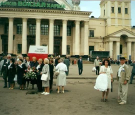 Dworzec w Charkowie, przed uroczystością otwarcia cmentarza (17 czerwca 2000), RK w Olsztynie reprezentowali January Jerzy Linsenman, Barbara i Grzegorz Gawliccy