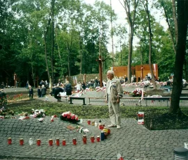 Uroczystość otwarcia (17 czerwca 2000), January Jerzy Linsenman przy jednym z kurhanów