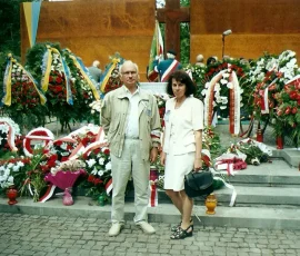 Uroczystość otwarcia (17 czerwca 2000), Barbara Gawlicka z ojcem Januarym Jerzym Linsenmanem przed Bramą Pamięci