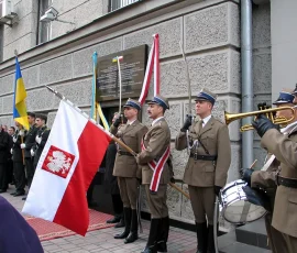 Wyjazd z marszałkiem Bronisławem Komorowskim (2 listopada 2008), odsłonięcie na dawnej siedzibie NKWD tablicy pamiątkowej, powstałej dzięki Krystynie Zachwatowicz-Wajdowej