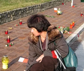 Wyjazd z marszałkiem Bronisławem Komorowskim (2 listopada 2008), Barbara Gawlicka przy tabliczce dziadka, mjr. Władysława Linsenmana