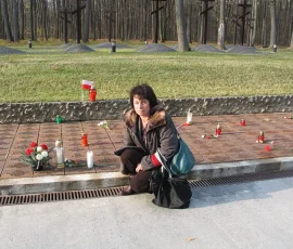 Wyjazd z marszałkiem Bronisławem Komorowskim (2 listopada 2008), Barbara Gawlicka przy tabliczce dziadka, mjr. Władysława Linsenmana