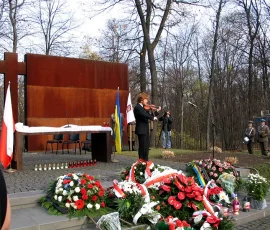 Podczas uroczystości gra Michał Ćwiżewicz, prawnuk mjr. Edwarda Reguły (2 listopada 2008)