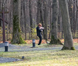 Wśród kurhanów gra Michał Ćwiżewicz, prawnuk mjr. Edwarda Reguły (2 listopada 2008)