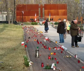 Tabliczki epitafijne, w tle Brama Pamięci (2 listopada 2008)