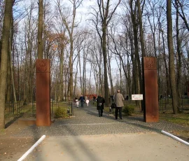 Wejście na Cmentarz Ofiar Totalitaryzmu (2 listopada 2008)