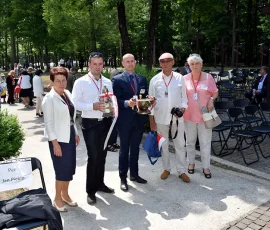 Wyjazd z min. Piotrem Glińskim (9 czerwca 2018), delegacja RK z Olsztyna przez Bramą Pamięci
