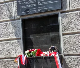 Tablica pamiątkowa na dawnej siedzibie NWKD, gdzie ginęli polscy jeńcy wojenni ze Starobielska, odsłonięta w 2008 roku