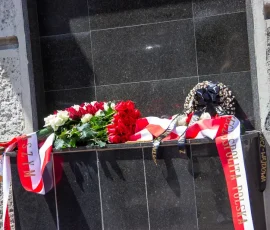 Tablica pamiątkowa na dawnej siedzibie NWKD, powstała dzięki Krystynie Zachwatowicz-Wajdowej