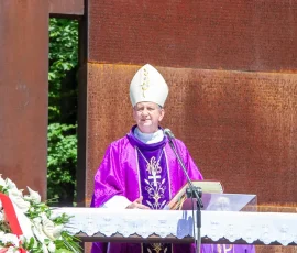 Uroczystość na Cmentarzu Ofiar Totalitaryzmu, mszę celebruje bp polowy Józef Guzdek