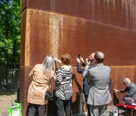 Rodziny pod Bramą Pamięci