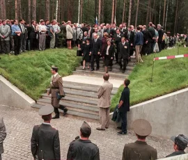 Przybywają delegacje oficjalne, w centrum marszałek Senatu Alicja Grześkowiak i marszałek Sejmu Maciej Płażyński z żoną