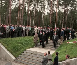Przybywają delegacje oficjalne, w centrum premier Jerzy Buzek