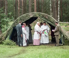 Polowa zakrystia, w centrum ks. Zdzisław Peszkowski, kapelan Rodzin Katyńskich