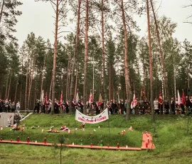 Sztandary Rodzin Katyńskich i gości